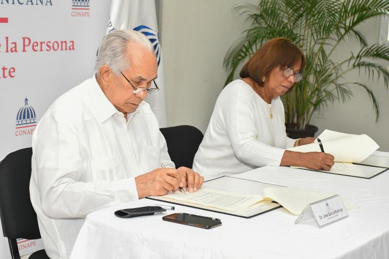 Director Ejecutivo de CONAPE firma convenios con centros integrales para adultos mayores
