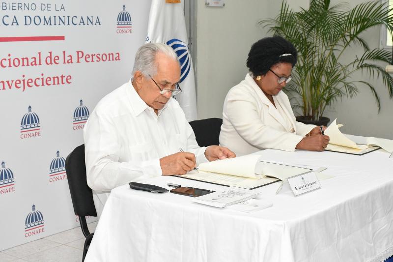 Director Ejecutivo de CONAPE firma convenios con centros integrales para adultos mayores