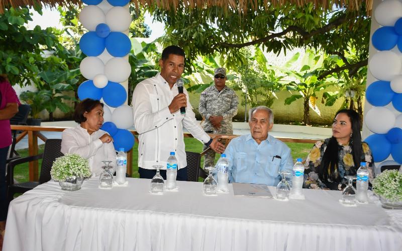 CONAPE dio al Centro de Atención para Adultos Mayores Wilfredo Medina un autobús año 2023
