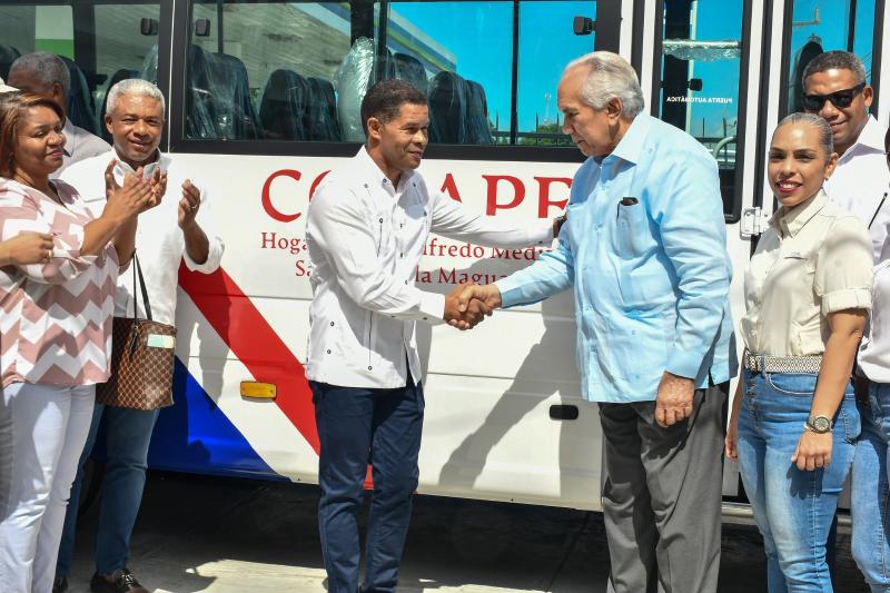 CONAPE dio al Centro de Atención para Adultos Mayores Wilfredo Medina un autobús año 2023