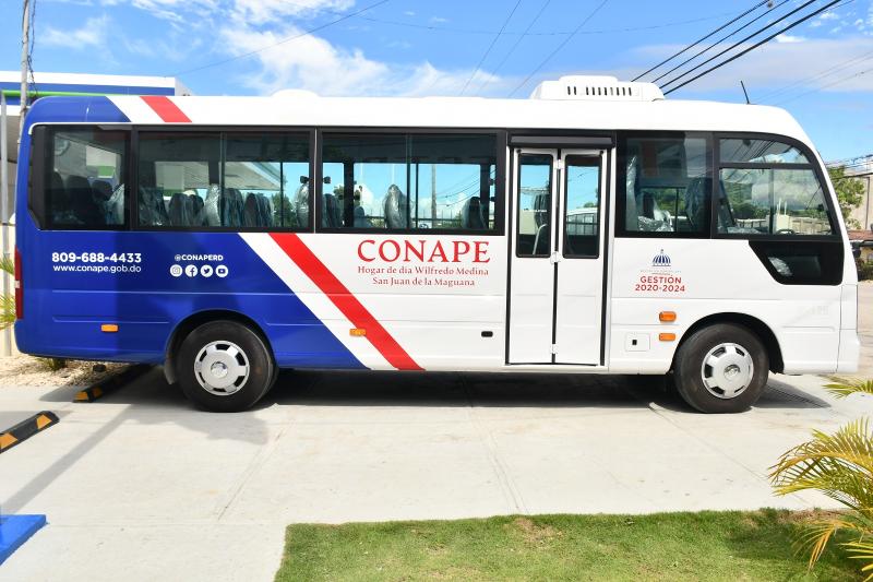 CONAPE dio al Centro de Atención para Adultos Mayores Wilfredo Medina un autobús año 2023