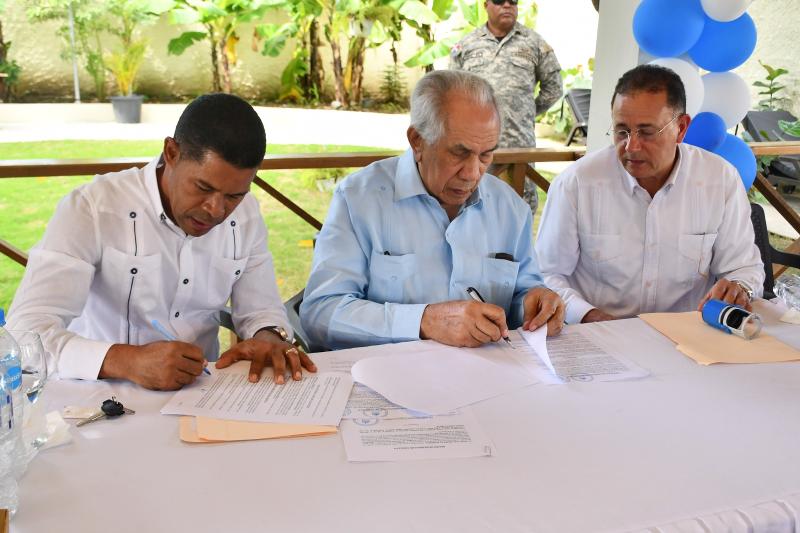CONAPE dio al Centro de Atención para Adultos Mayores Wilfredo Medina un autobús año 2023