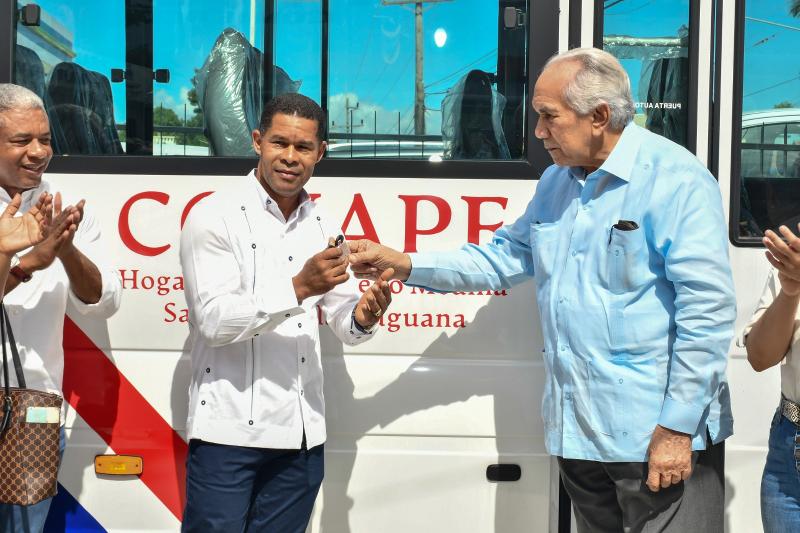 CONAPE dio al Centro de Atención para Adultos Mayores Wilfredo Medina un autobús año 2023