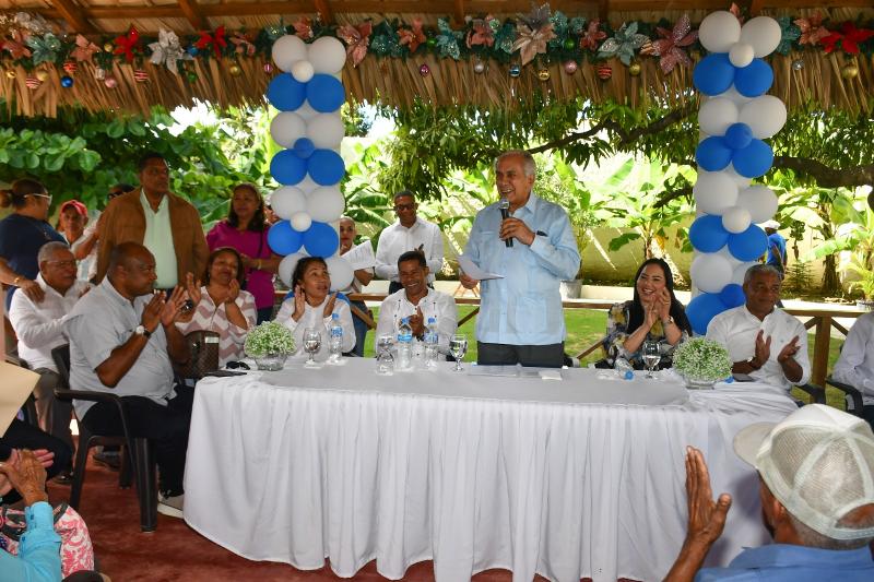 CONAPE dio al Centro de Atención para Adultos Mayores Wilfredo Medina un autobús año 2023