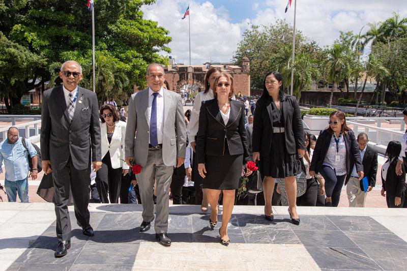 CONAPE depositó ofrenda floral en el Altar de la Patria