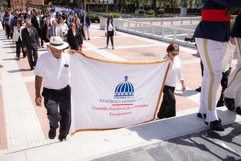 CONAPE depositó ofrenda floral en el Altar de la Patria