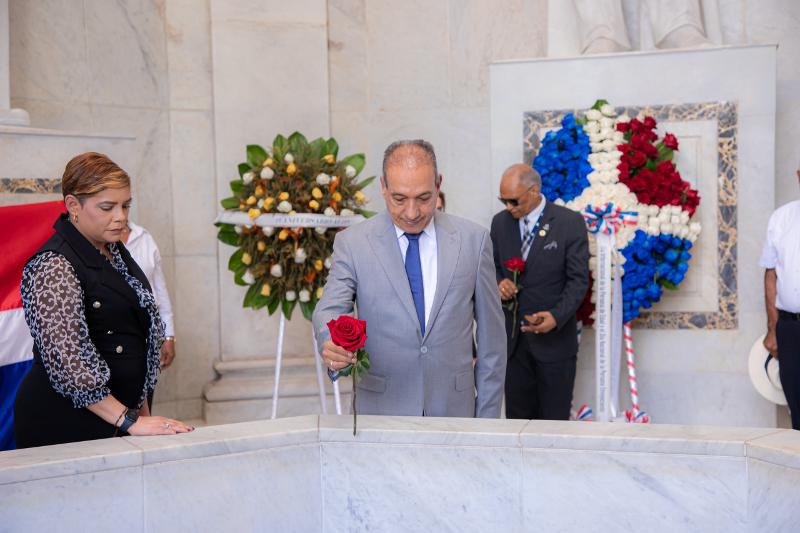 CONAPE depositó ofrenda floral en el Altar de la Patria