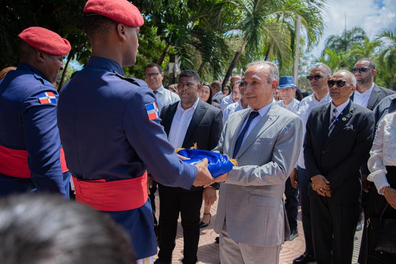 CONAPE depositó ofrenda floral en el Altar de la Patria