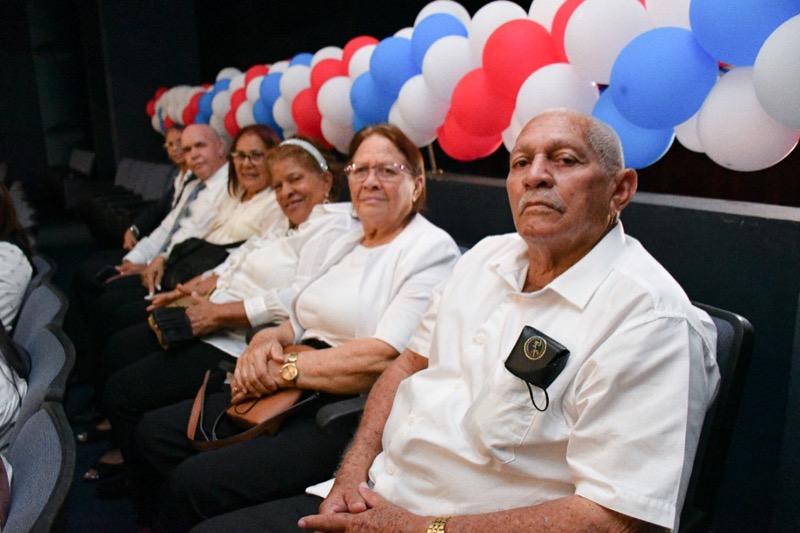 CONAPE canalizo visita de adultos mayores a Bellas Artes para ver obra teatral