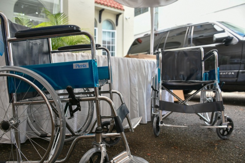 CONAPE recibe donación de sillas de ruedas, del Voluntariado de Banreservas