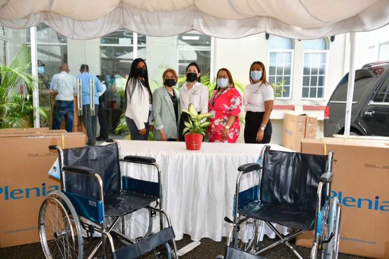 CONAPE recibe donación de sillas de ruedas, del Voluntariado de Banreservas