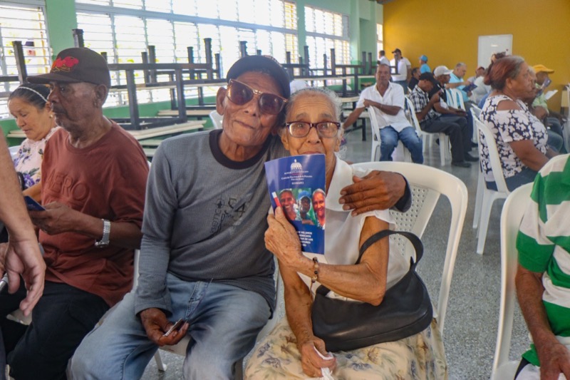 CONAPE asiste adultos mayores de el Puñal y Navarrete en Santiago