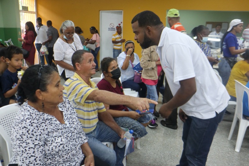 CONAPE asiste adultos mayores de el Puñal y Navarrete en Santiago