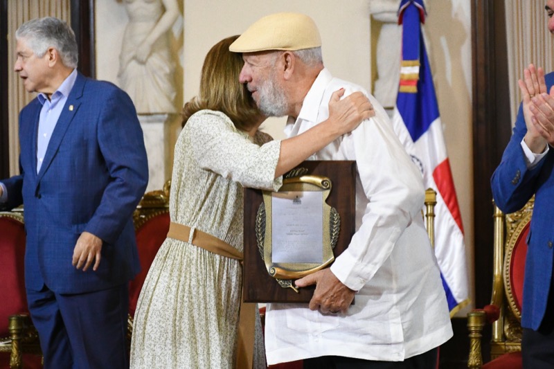 Presiden Luis Abinader y Dir. Ejecutivo de CONAPE, entregan Premio Anual al Envejeciente