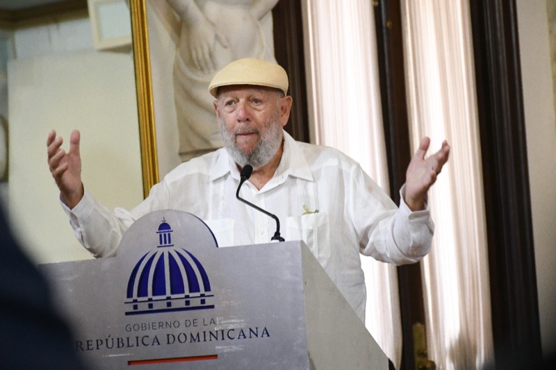 Presiden Luis Abinader y Dir. Ejecutivo de CONAPE, entregan Premio Anual al Envejeciente