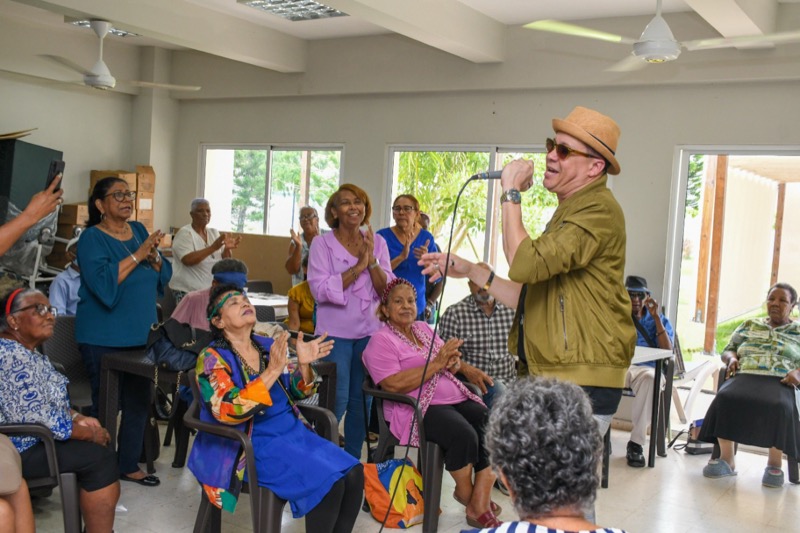 CONAPE realiza actividad con Monchy Capricho para adultos mayores del Centro Ciudad Juan Bosch