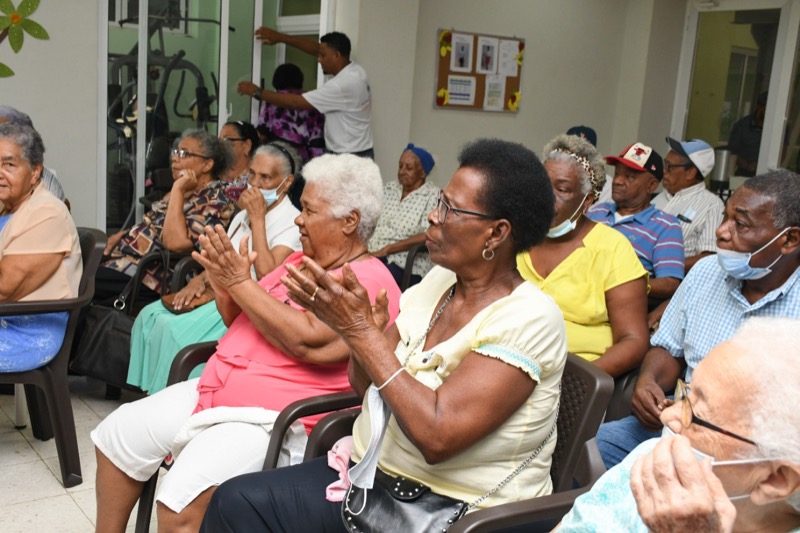 CONAPE realiza actividad con Monchy Capricho para adultos mayores del Centro Ciudad Juan Bosch