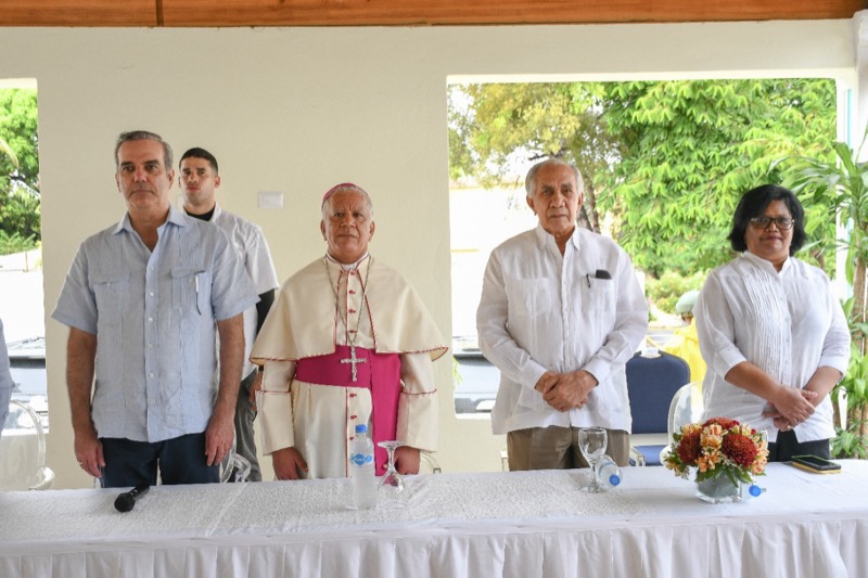 El Presidente, el Obispo de Barahona y el Director Ejecutivo de Conape, inauguran hogar permanente