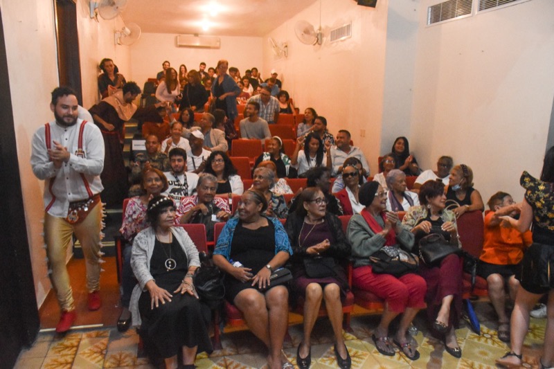 CONAPE asiste al Teatro Guloya junto a adultos mayores donde disfrutaron de la obra La vida es sueño
