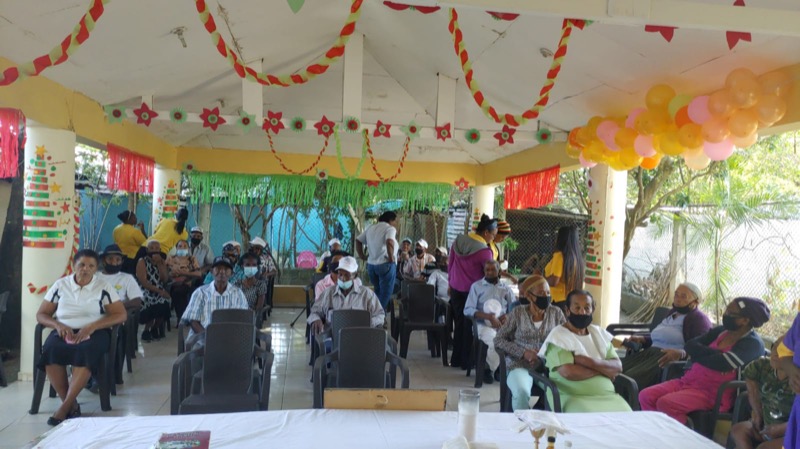 CONAPE celebra la navidad con adultos mayores en centros diurnos