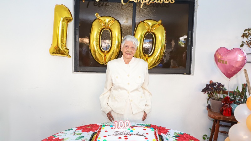 CONAPE celebra cumpleaños numero 100 a envejeciente