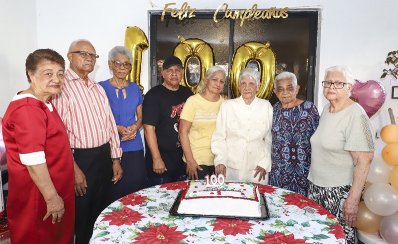 CONAPE celebra cumpleaños numero 100 a envejeciente