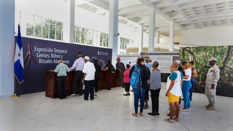 CONAPE realiza recorrido con adultos mayores en Museo del Hombre Dominicano