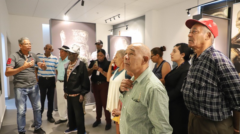 CONAPE realiza recorrido con adultos mayores en Museo del Hombre Dominicano