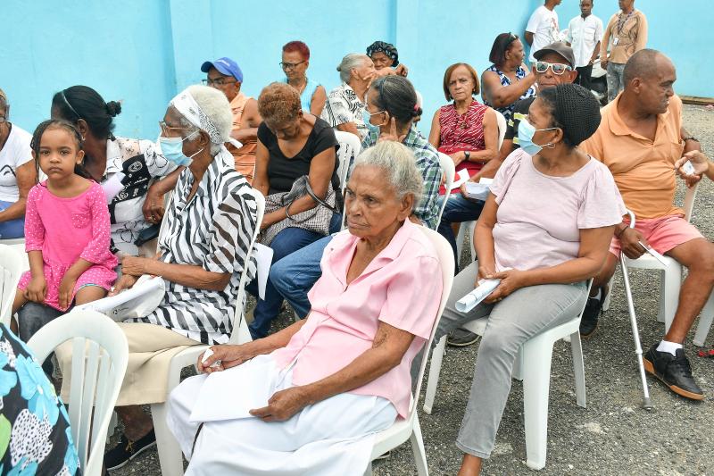 CONAPE y URBE realizan operativo de Inclusión Social en residencial Domingo Savio