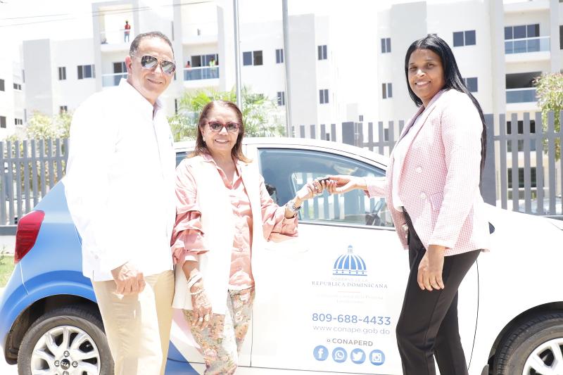 Director Ejecutivo de CONAPE hace entrega de vehículos a centros de adultos mayores 