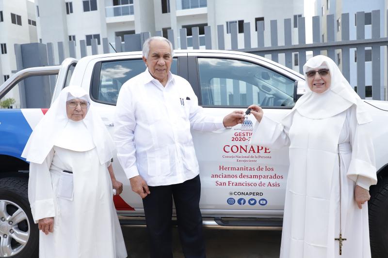 Director Ejecutivo de CONAPE hace entrega de vehículos a centros de adultos mayores 