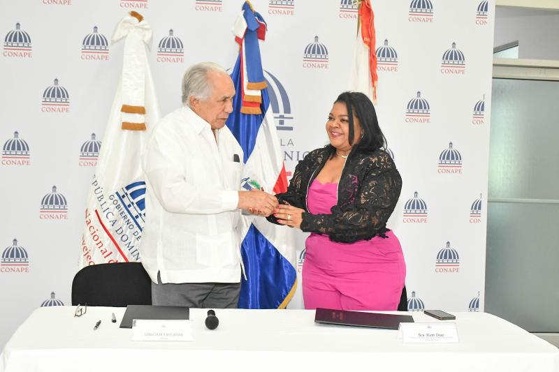 Dir. Ejecutivo de CONAPE firma convenio de colaboración con la Federación de Mujeres Trabajadoras 