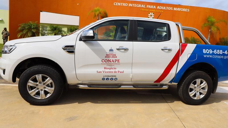 Director Ejecutivo de CONAPE hace entrega de vehículos a centros de atención para adultos mayores