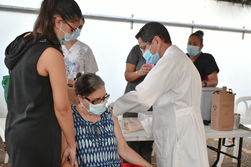 CONAPE respalda en la Jornada de Vacunación Comunitaria encabezada por el presidente Luis Abinader