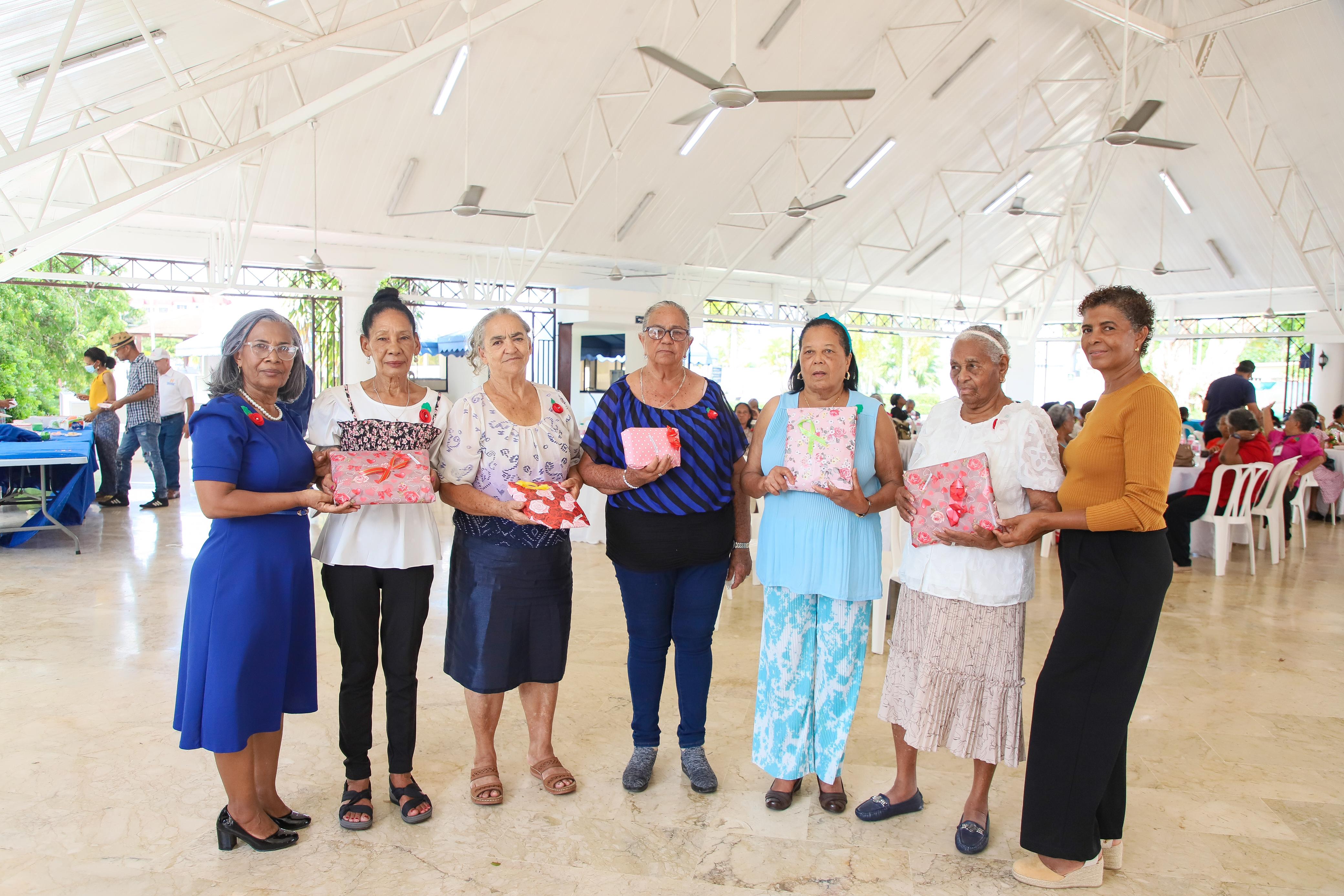 Centro de Atención Integral para Adultos Mayores  Ciudad Juan Bosch celebra con las madres  su día