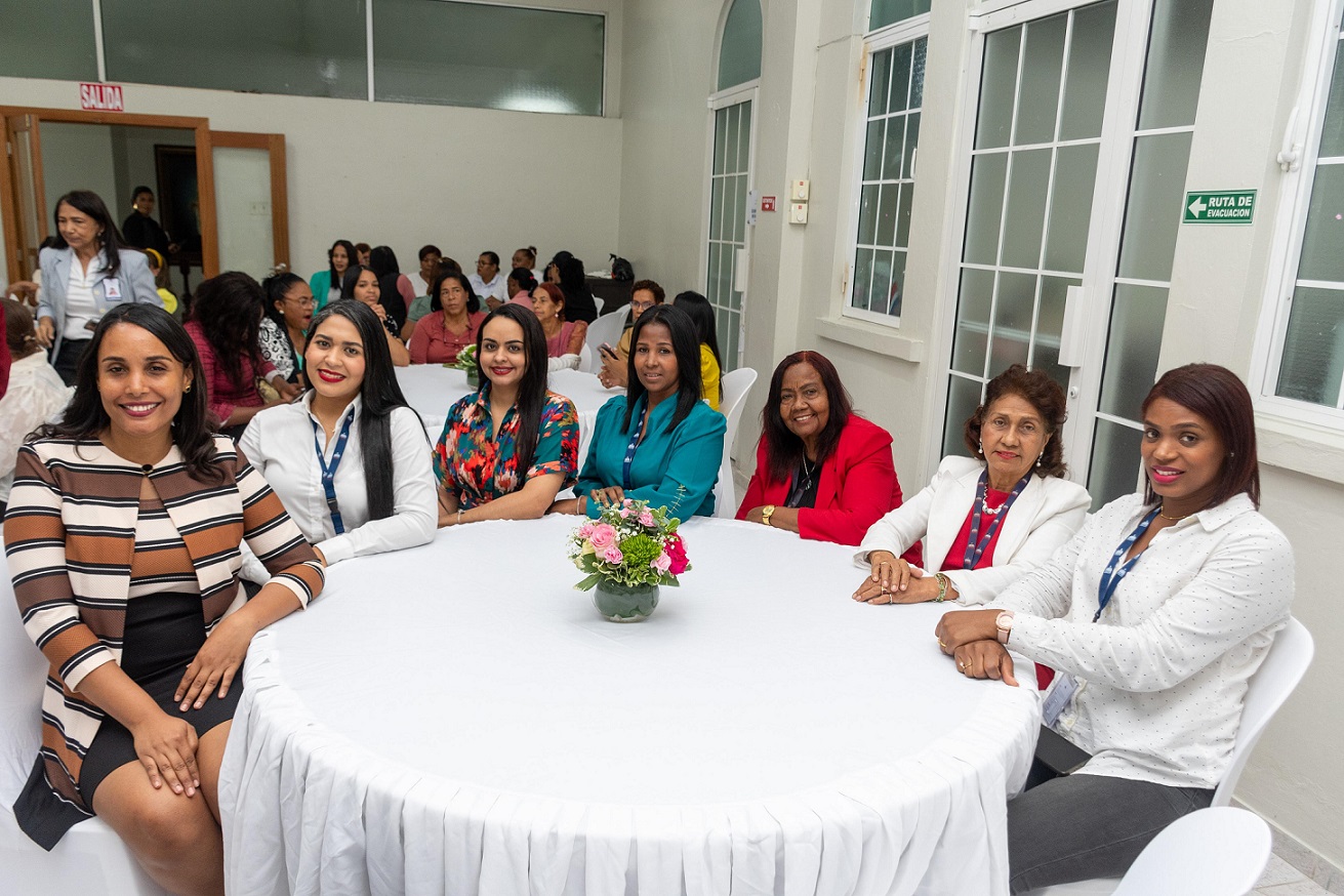 CONAPE reconoce y celebra el rol de madre de sus colaboradores, destacando su arrojo en la sociedad y su entrega por sus hijos