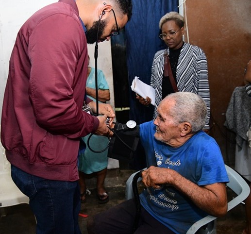 CONAPE visita adulto mayor de 104 años que solicitó apoyo para mejorar su calidad de vida.