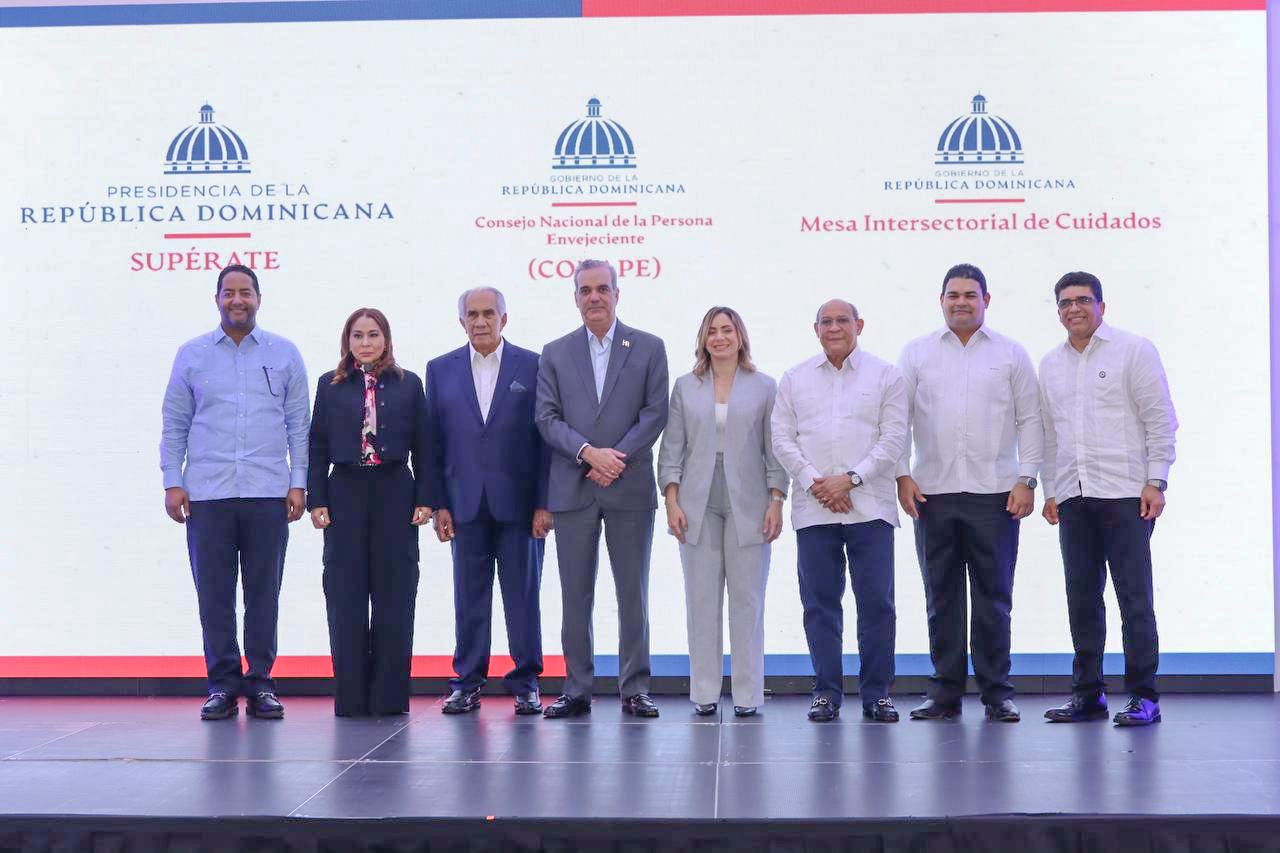 Presidente Luis Abinader designa oficialmente a 90 personas cuidadoras en Conape