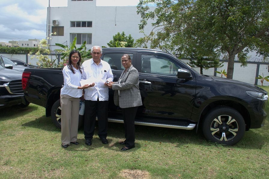 CONAPE entrega vehículos para fortalecer asistencia social para adultos mayores