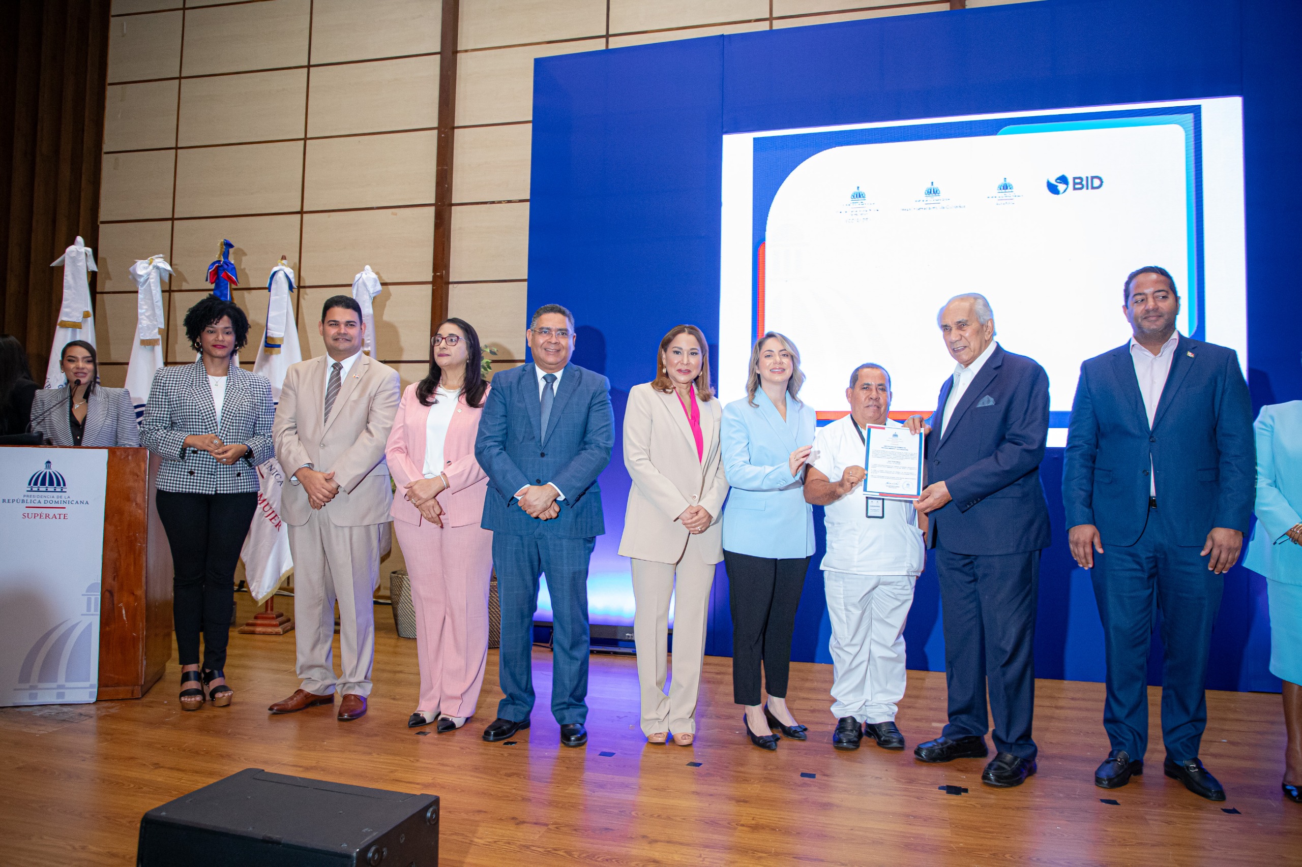 CONAPE incorpora 100 cuidadores y 100 pasantes al servicio de atención digna para adultos mayores