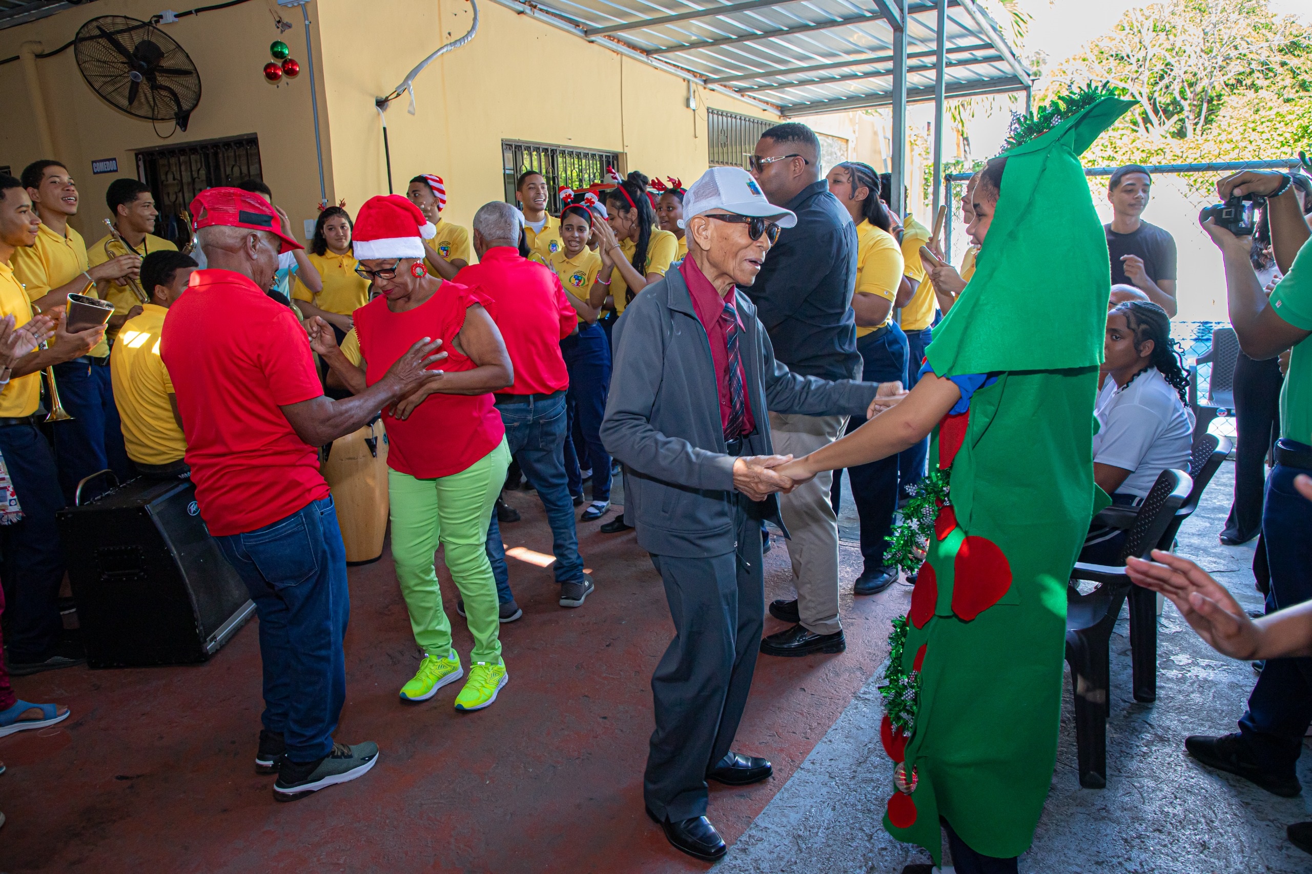 Adultos mayores de hogares de día del CONAPE celebran la navidad con actividades tradicionales en sus respectivos centros