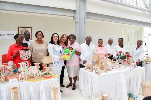 Adultos mayores muestran sus capacidades artesanales en Ciudad Juan Bosch