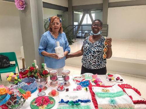 Adultos mayores desarrollan creatividad en el Centro Integral para Adultos Mayores Ciudad Juan Bosch