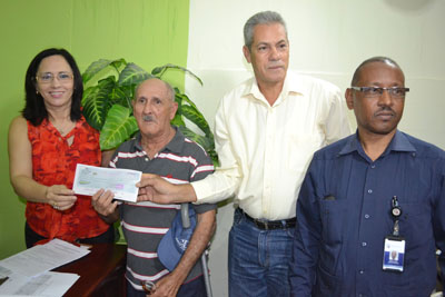 El Consejo Nacional de la Persona Envejeciente CONAPE, entrega de cheques a adultos mayores en Ocoa.