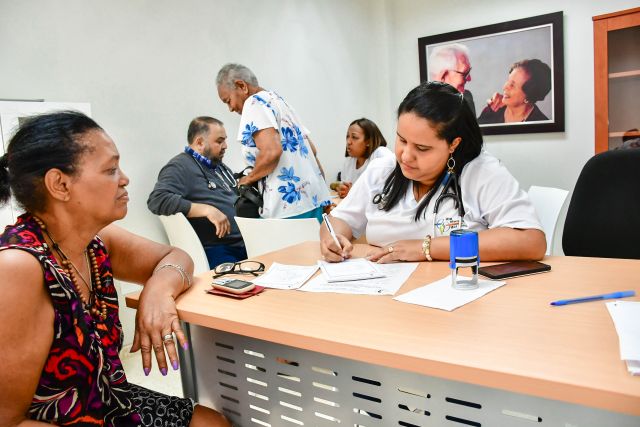 Adultos mayores de Ciudad Juan Bosch y zonas aledañas, reciben asistencia médica gratuita en operativo médico preventivo