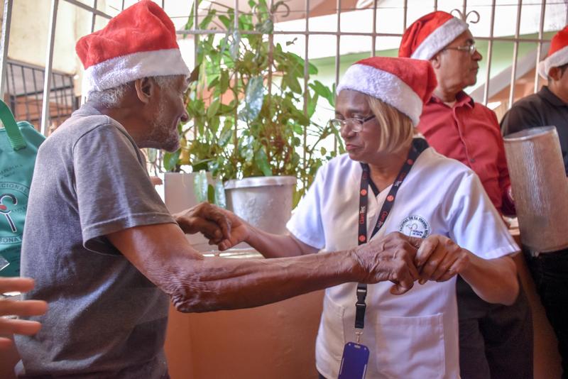 Conape lleva el espíritu de la  Navidad a los barrios   visita hogares de adultos mayores