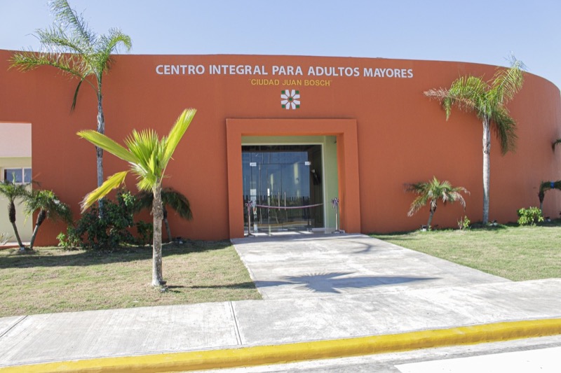 Centro de atención al envejeciente Ciudad Juan Bosch, no está cerrado ni fungiendo de almacén