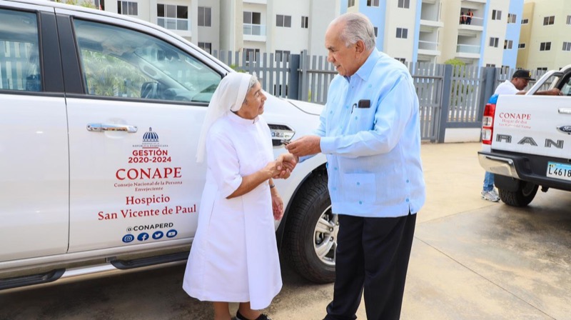 CONAPE entrega de vehículos a centros de atención para garantizar la calidad del servicio  a los adultos mayores