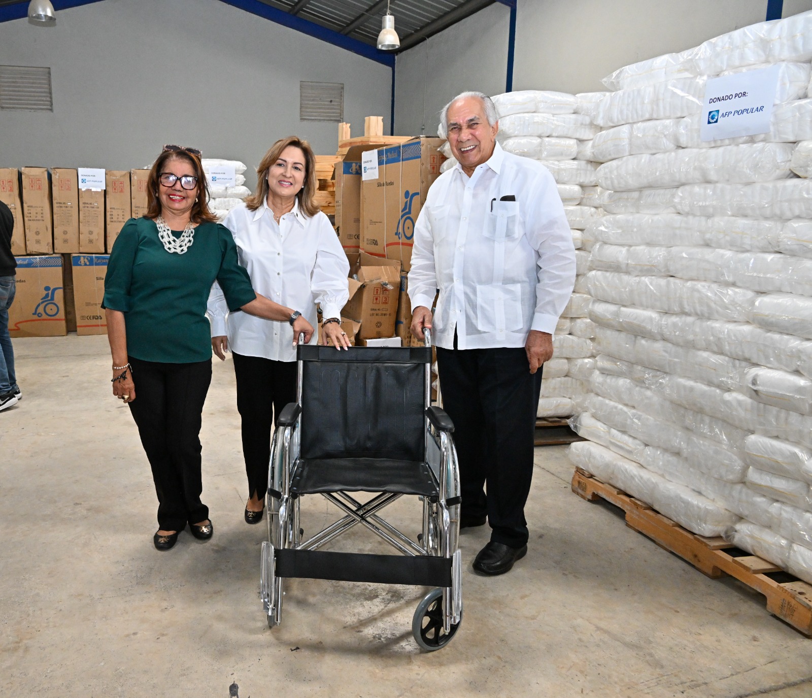 AFP Popular dona al CONAPE sillas de ruedas, alimentos nutricionales y otros insumos para el bienestar de los adultos mayores