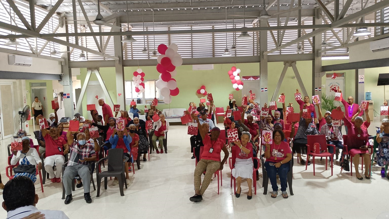 Adultos mayores del Centro Integral Ciudad Juan Bosch celebran Día de San Valentín